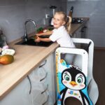 Torre Auxiliar Infantil Pinguim Engraçado – Altura Ajustável e Participação na Cozinha, DannyFunny Torre Auxiliar Infantil Pinguim Engraçado – Altura Ajustável e Participação na Cozinha, DannyFunny Image