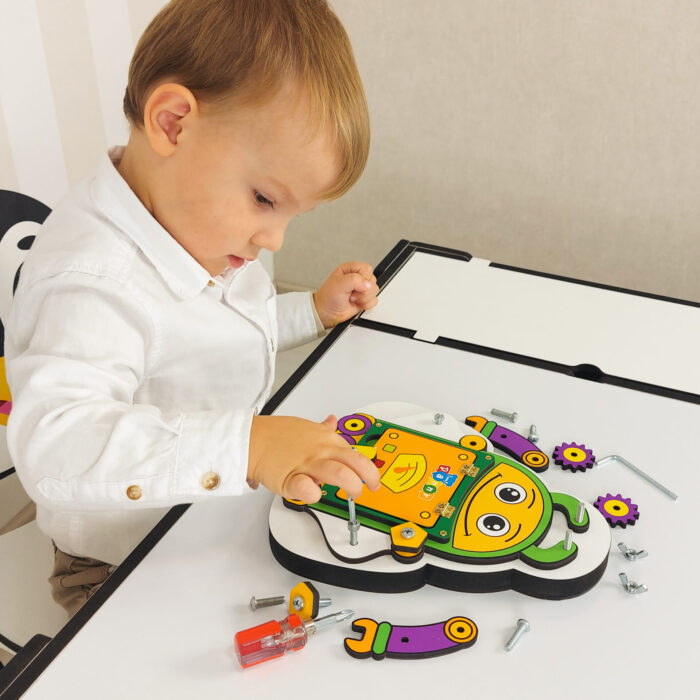 Quadro de aprendizagem com ferramentas Busy Board Montessori para desenvolvimento infantil de 4 a 8 anos.
