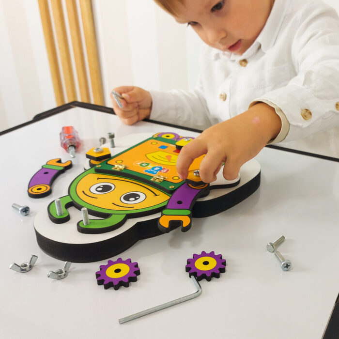 Quadro de aprendizagem com ferramentas Busy Board Montessori para desenvolvimento infantil de 4 a 8 anos.