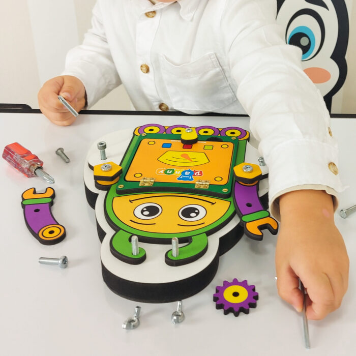 Quadro de aprendizagem com ferramentas Busy Board Montessori para desenvolvimento infantil de 4 a 8 anos.