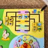 Quadro de atividades infantil bilateral, Quinta Iluminada em madeira com luz verde e elementos sensoriais variados