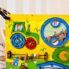 Quadro de atividades infantil bilateral, Quinta Iluminada em madeira com luz verde e elementos sensoriais variados
