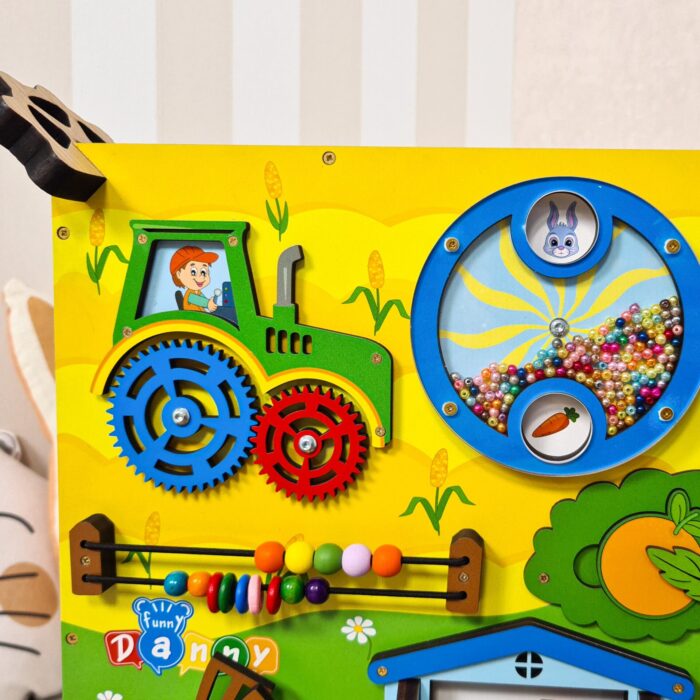 Quadro de atividades infantil bilateral, Quinta Iluminada em madeira com luz verde e elementos sensoriais variados