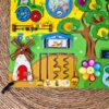 Quadro de atividades infantil bilateral, Quinta Iluminada em madeira com luz verde e elementos sensoriais variados