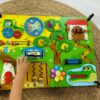 Quadro de atividades infantil bilateral, Quinta Iluminada em madeira com luz verde e elementos sensoriais variados