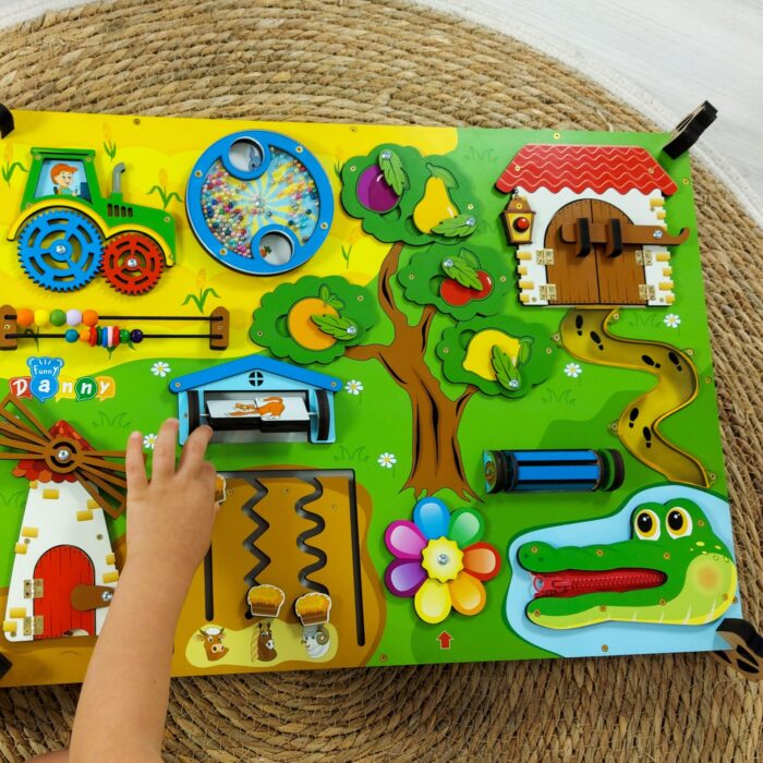 Quadro de atividades infantil bilateral, Quinta Iluminada em madeira com luz verde e elementos sensoriais variados