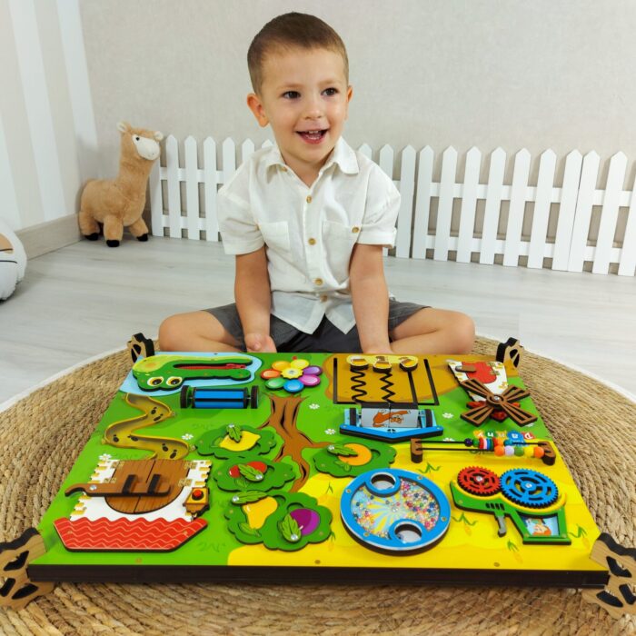 Quadro de atividades infantil bilateral, Quinta Iluminada em madeira com luz verde e elementos sensoriais variados