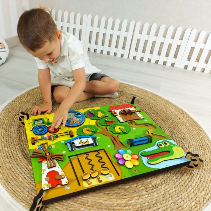Quadro de atividades infantil bilateral, Quinta Iluminada em madeira com luz verde e elementos sensoriais variados