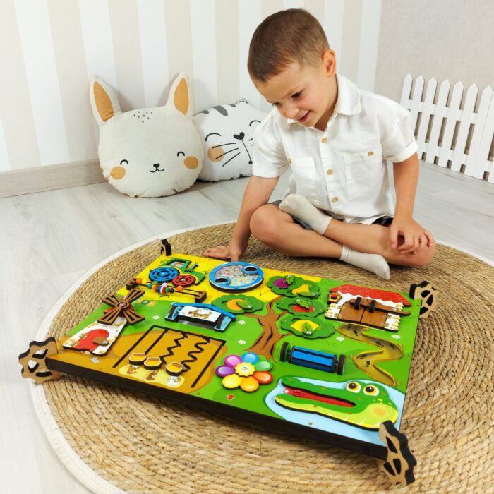 Quadro de atividades infantil bilateral, Quinta Iluminada em madeira com luz verde e elementos sensoriais variados