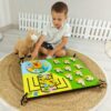 Quadro de atividades infantil bilateral, Quinta Iluminada em madeira com luz verde e elementos sensoriais variados