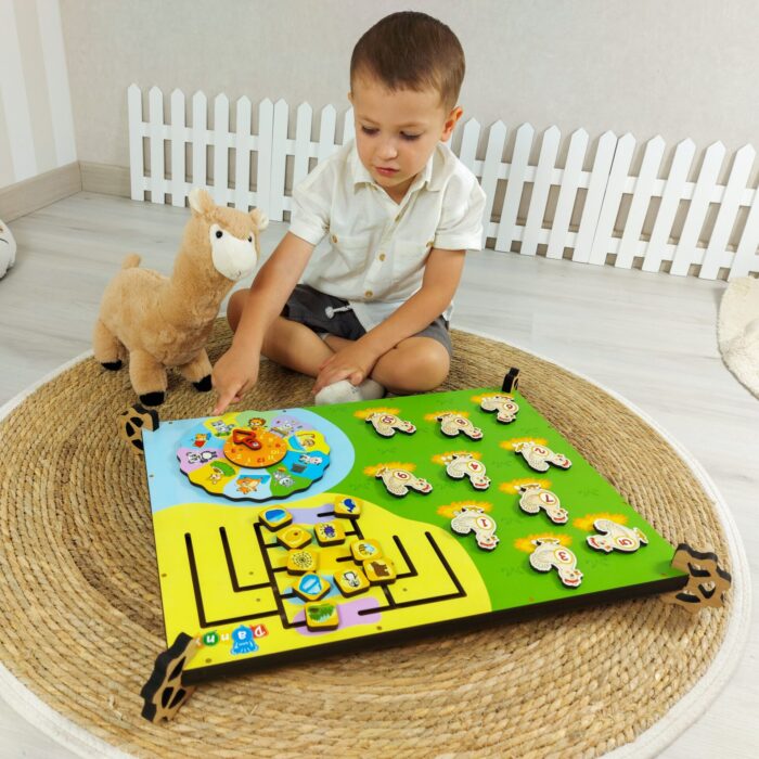 Quadro de atividades infantil bilateral, Quinta Iluminada em madeira com luz verde e elementos sensoriais variados
