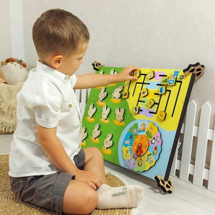 Quadro de atividades infantil bilateral, Quinta Iluminada em madeira com luz verde e elementos sensoriais variados