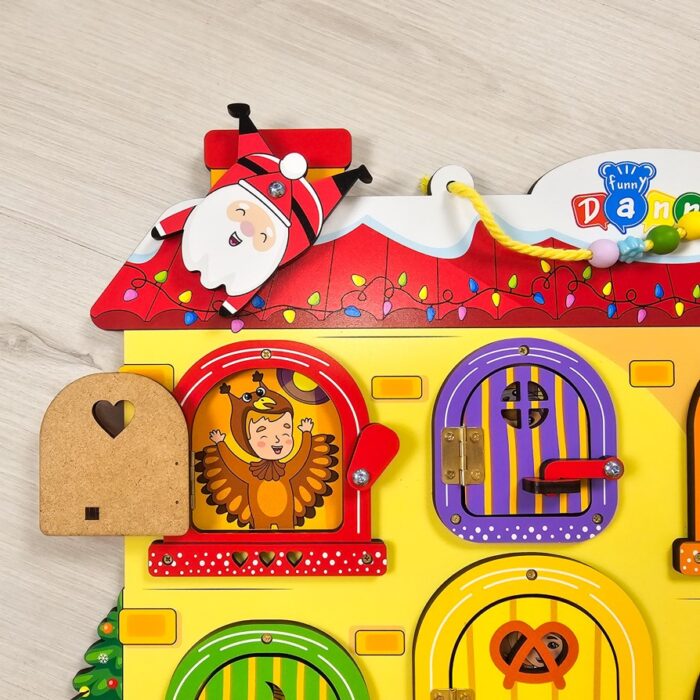 Quadro de atividades infantil Montessori para aprendizagem e desenvolvimento motor com 6 portas interativas.