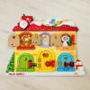 Quadro de atividades infantil Montessori para aprendizagem e desenvolvimento motor com 6 portas interativas.