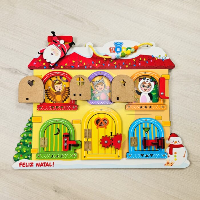 Quadro de atividades infantil Montessori para aprendizagem e desenvolvimento motor com 6 portas interativas.