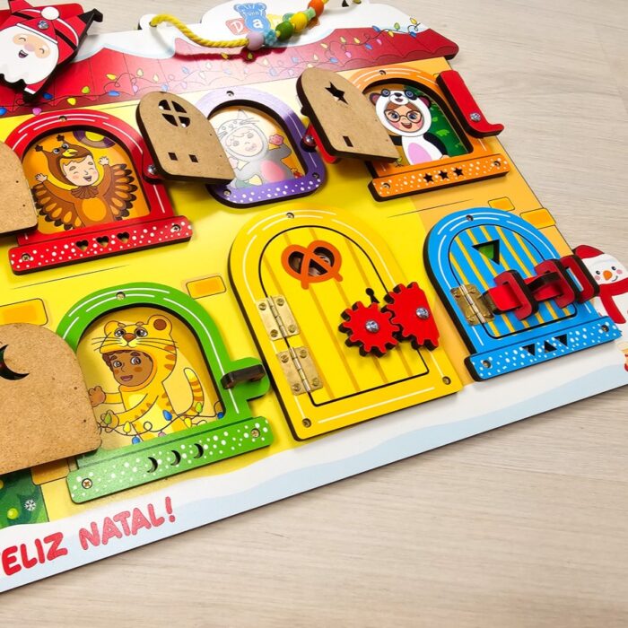 Quadro de atividades infantil Montessori para aprendizagem e desenvolvimento motor com 6 portas interativas.