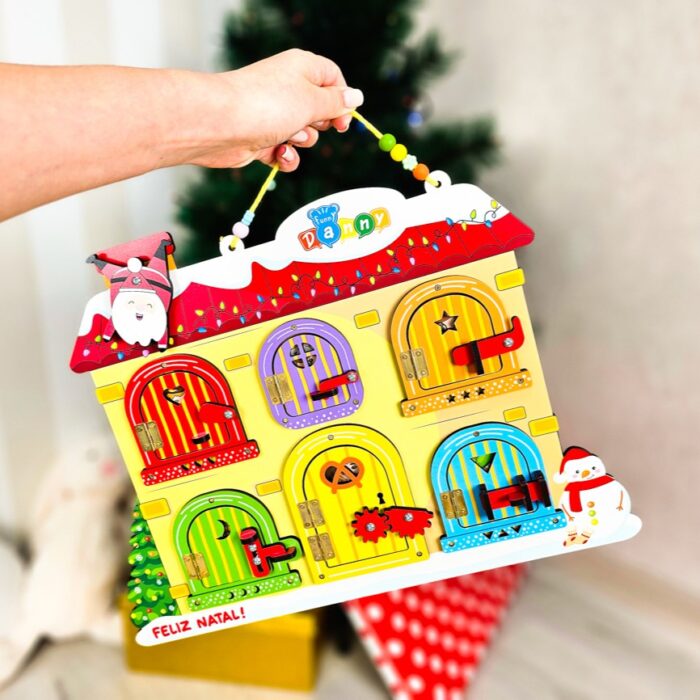 Quadro de atividades infantil Montessori para aprendizagem e desenvolvimento motor com 6 portas interativas.
