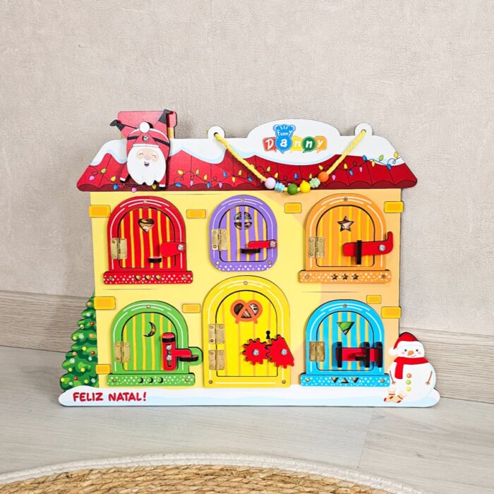 Quadro de atividades infantil Montessori para aprendizagem e desenvolvimento motor com 6 portas interativas.