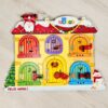 Quadro de atividades infantil Montessori para aprendizagem e desenvolvimento motor com 6 portas interativas.