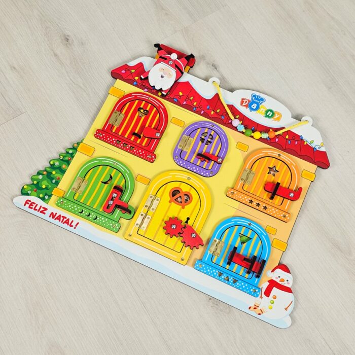 Quadro de atividades infantil Montessori para aprendizagem e desenvolvimento motor com 6 portas interativas.