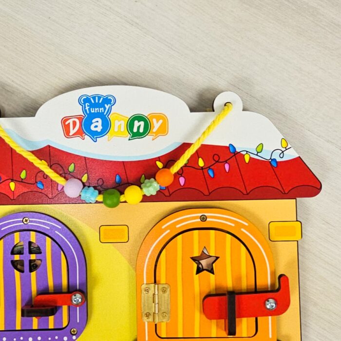 Quadro de atividades infantil Montessori para aprendizagem e desenvolvimento motor com 6 portas interativas.