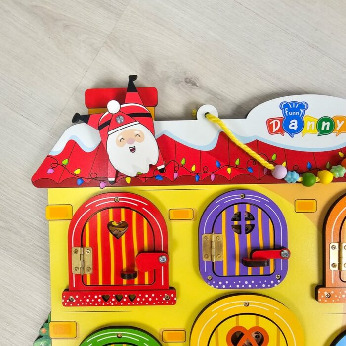 Quadro de atividades infantil Montessori para aprendizagem e desenvolvimento motor com 6 portas interativas.