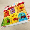 Quadro de atividades infantil Montessori para aprendizagem e desenvolvimento motor com 6 portas interativas.