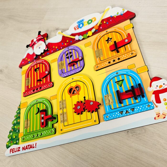 Quadro de atividades infantil Montessori para aprendizagem e desenvolvimento motor com 6 portas interativas.