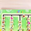 Quadro de atividades em madeira com peças educativas coloridas para estimular o desenvolvimento infantil pré-escolar