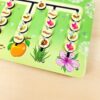 Quadro de atividades em madeira com peças educativas coloridas para estimular o desenvolvimento infantil pré-escolar