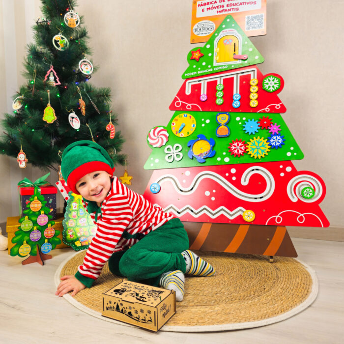 Árvore de Natal interativa para aprendizagem e desenvolvimento motor com atividades sensoriais infantis.