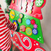 Árvore de Natal interativa para aprendizagem e desenvolvimento motor com atividades sensoriais infantis.