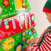 Árvore de Natal interativa para aprendizagem e desenvolvimento motor com atividades sensoriais infantis.