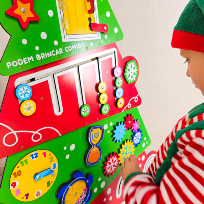 Árvore de Natal interativa para aprendizagem e desenvolvimento motor com atividades sensoriais infantis.