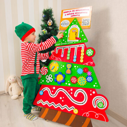 Árvore de Natal interativa para aprendizagem e desenvolvimento motor com atividades sensoriais infantis.