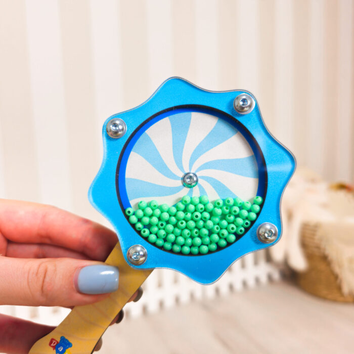 Quadro de atividades sensoriais Montessori para desenvolvimento motor e estímulo tátil em crianças pequenas.