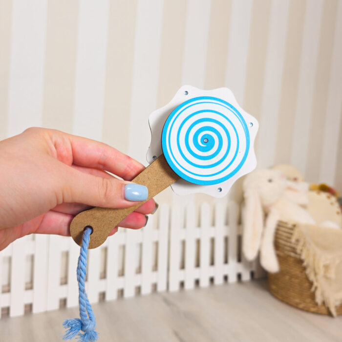 Quadro de atividades sensoriais Montessori para desenvolvimento motor e estímulo tátil em crianças pequenas.