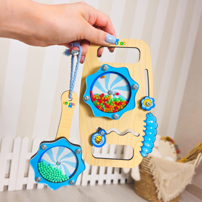 Quadro de atividades sensoriais Montessori para desenvolvimento motor e estímulo tátil em crianças pequenas.