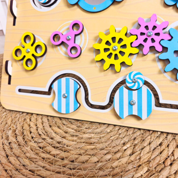 Quadro de atividades infantil Joaninha com peças sensoriais para estimular criatividade e coordenação motora.