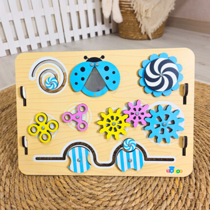 Quadro de atividades infantil Joaninha com peças sensoriais para estimular criatividade e coordenação motora.