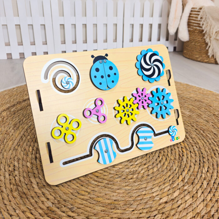 Quadro de atividades infantil Joaninha com peças sensoriais para estimular criatividade e coordenação motora.