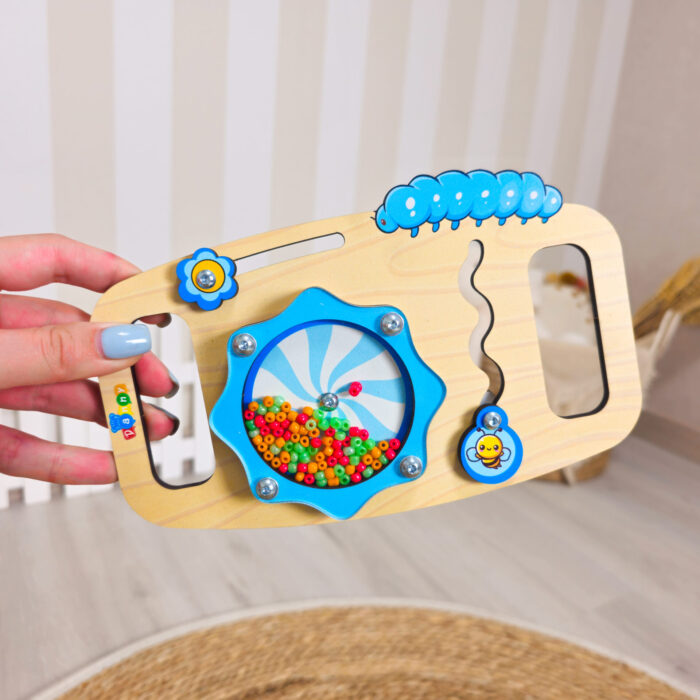 Quadro de atividades sensoriais Montessori para desenvolvimento motor e estímulo tátil em crianças pequenas.