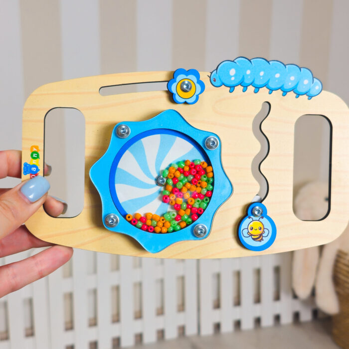 Quadro de atividades sensoriais Montessori para desenvolvimento motor e estímulo tátil em crianças pequenas.