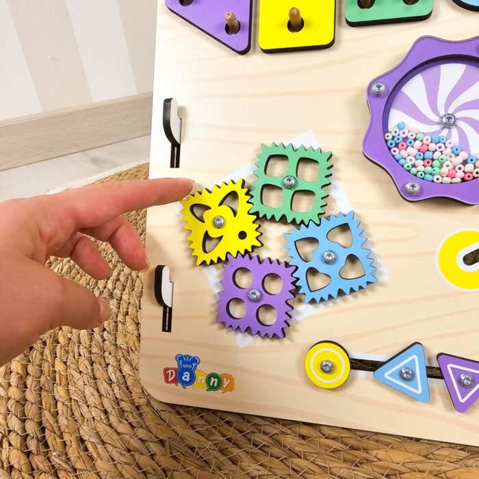 Quadro de atividades infantil Abelinha Montessori, estimulando coordenação motora e senso tátil das crianças.