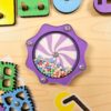 Quadro de atividades infantil Abelinha Montessori, estimulando coordenação motora e senso tátil das crianças.