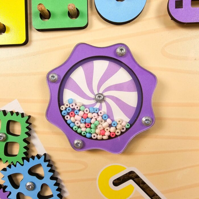 Quadro de atividades infantil Abelinha Montessori, estimulando coordenação motora e senso tátil das crianças.