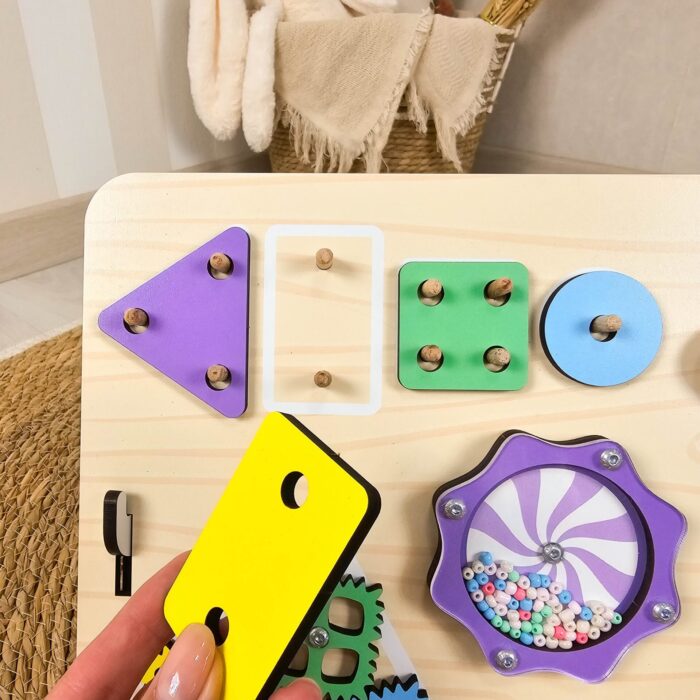 Quadro de atividades infantil Abelinha Montessori, estimulando coordenação motora e senso tátil das crianças.