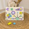 Quadro Sensorial infantil Abelinha Montessori, estimulando coordenação motora e senso tátil das crianças.