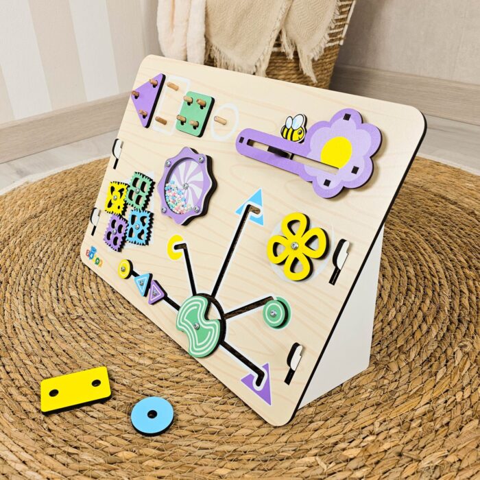 Quadro de atividades infantil Abelinha Montessori, estimulando coordenação motora e senso tátil das crianças.