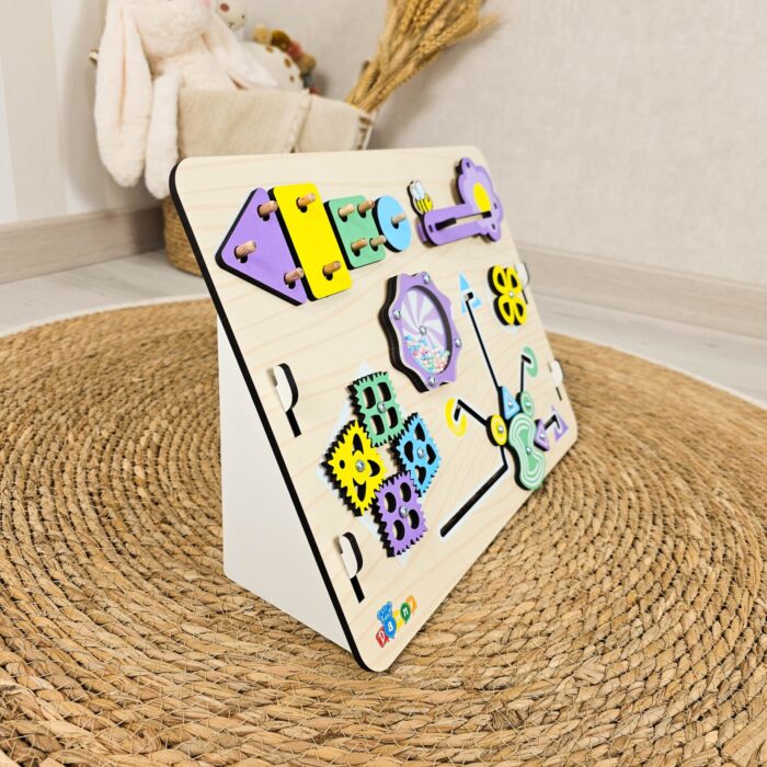 Quadro de atividades infantil Abelinha Montessori, estimulando coordenação motora e senso tátil das crianças.